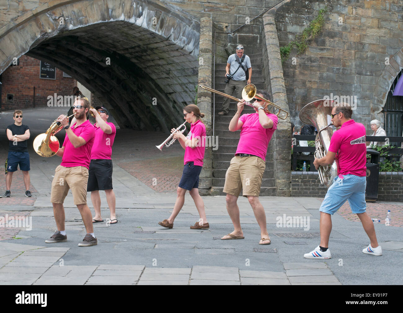 La ville de Durham, Royaume-Uni. 18 juillet 2015. Groupe britannique Oompah Brass jouer devant une grande foule dans la ville de Durham. Rues de festival en laiton. (C) l'imagerie de Washington/Alamy Live News Banque D'Images