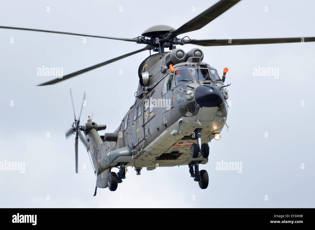 Eurocopter AS232 hélicoptère Super Puma exploités par la Force aérienne suisse afficher Au RIAT 2015, avec à la fois pilote et co-pilote en agitant à la foule. Crédit : Antony l'ortie/Alamy Live News Banque D'Images