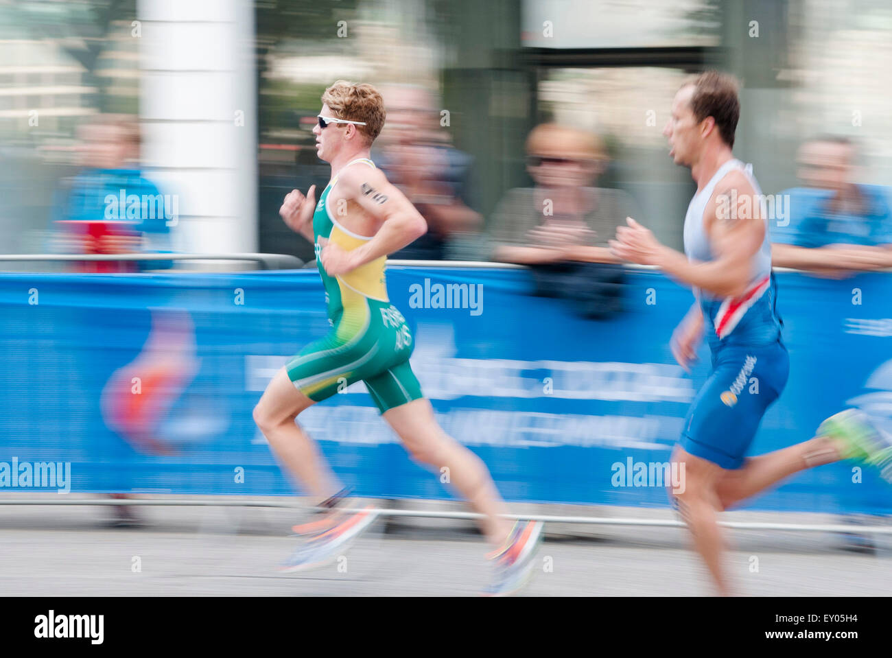 Hambourg, Allemagne, 18 juillet 2015. Les athlètes concourent dans la section courante de l'ITU World Triathlon Hambourg 2015.2015. Crédit : Peter Doherty/Alamy Live News Banque D'Images