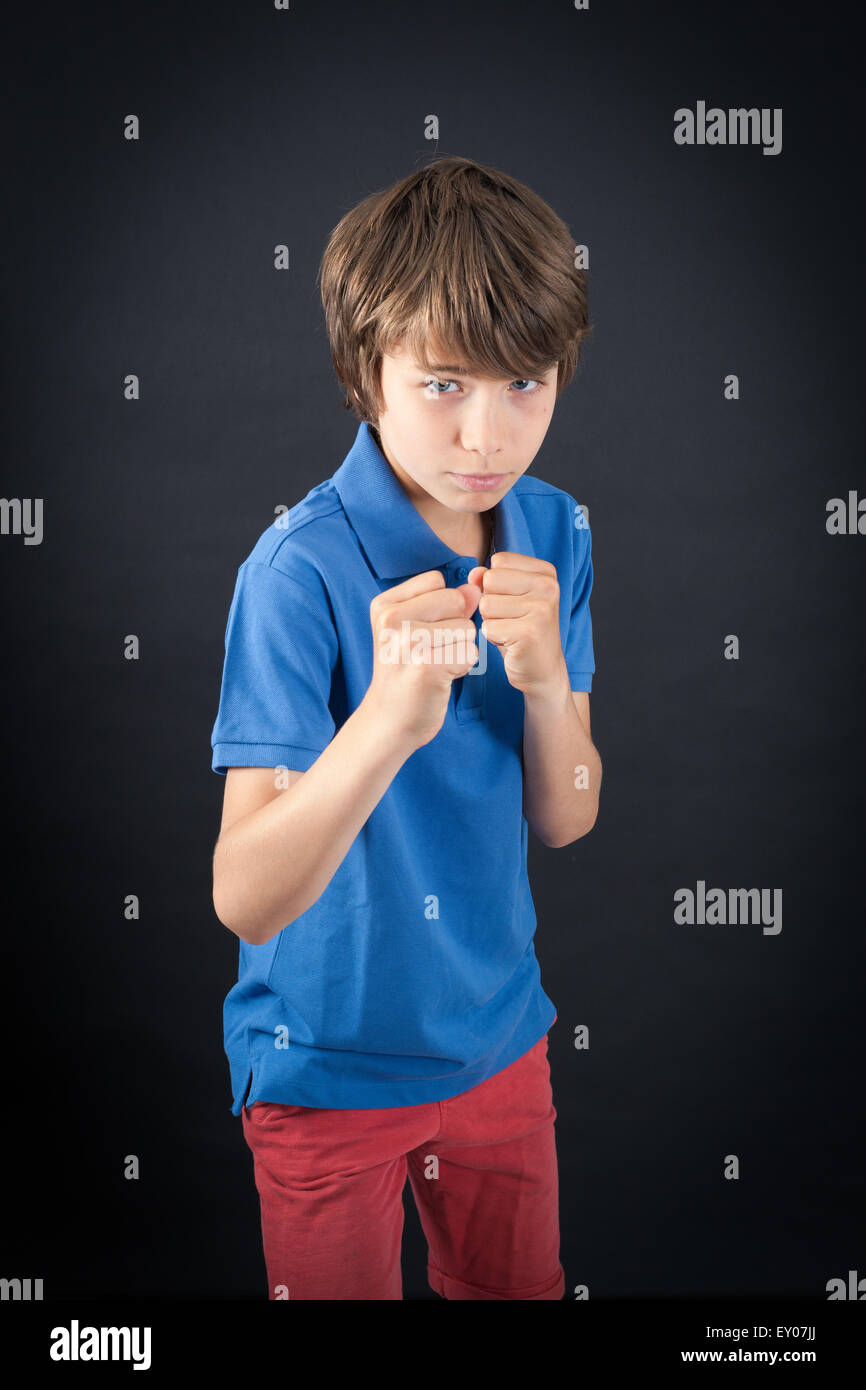 Beau garçon faisant des expressions différentes dans différents ensembles de vêtements : boxe Banque D'Images