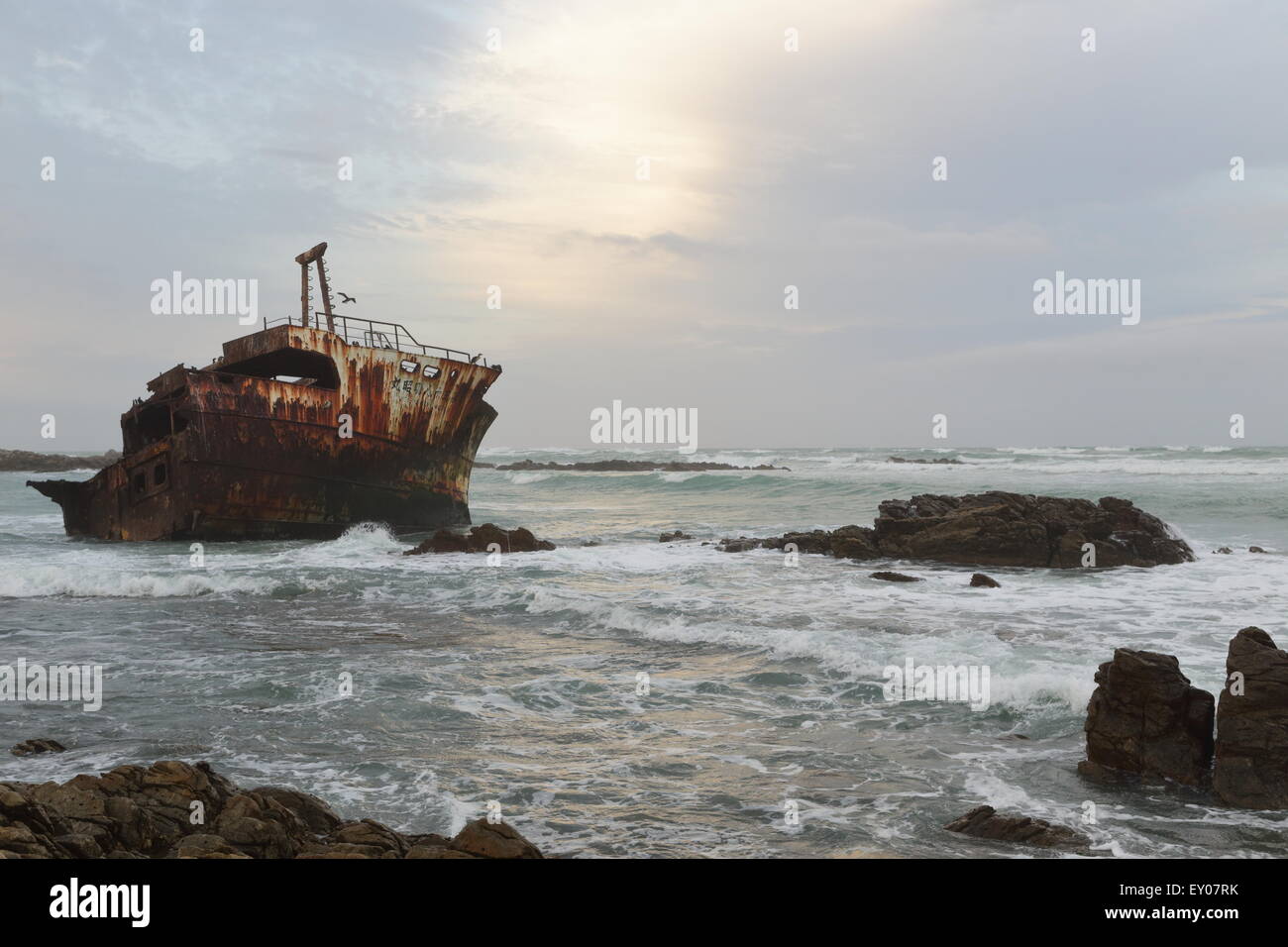 Naufrage du Meisho maru (un bateau de pêche japonais) au large de la côte de l'Afrique du Sud, à proximité de Cape Agulhas, vue au lever du soleil Banque D'Images