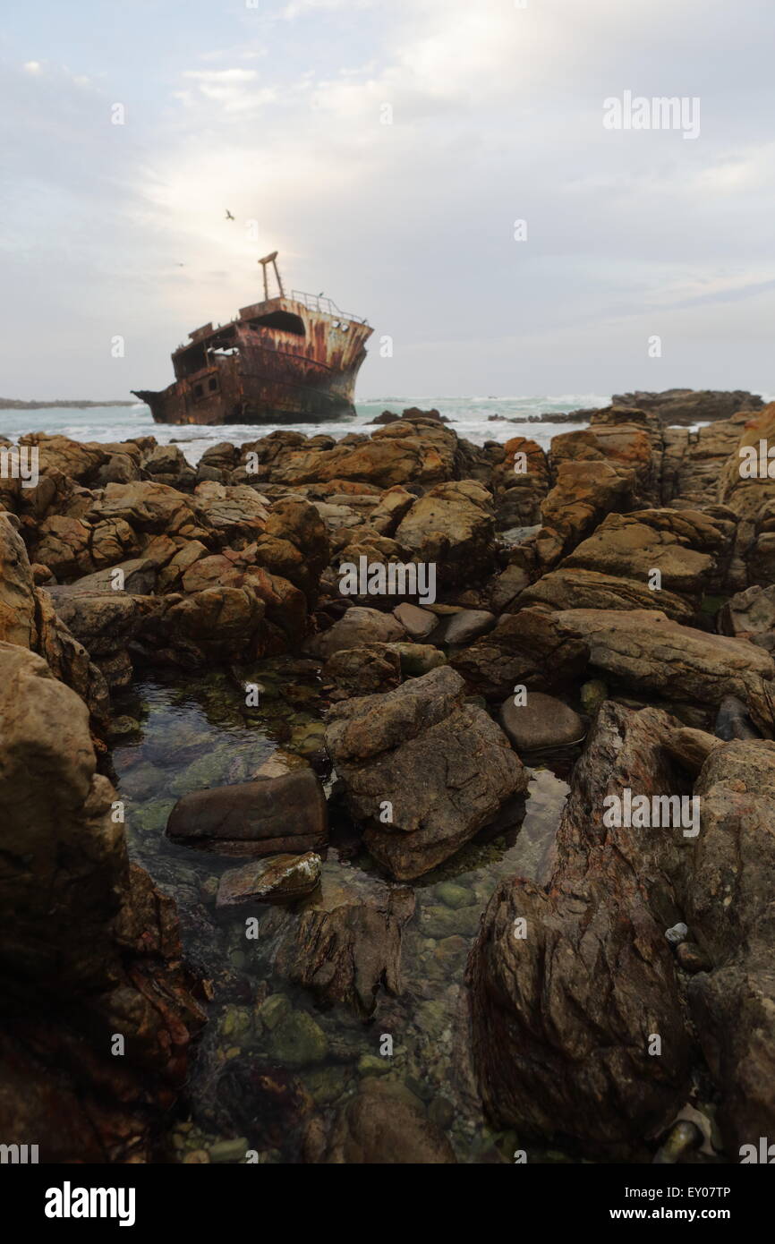 Naufrage du Meisho maru (un bateau de pêche japonais) au large de la côte de l'Afrique du Sud, à proximité de Cape Agulhas, vue au lever du soleil Banque D'Images