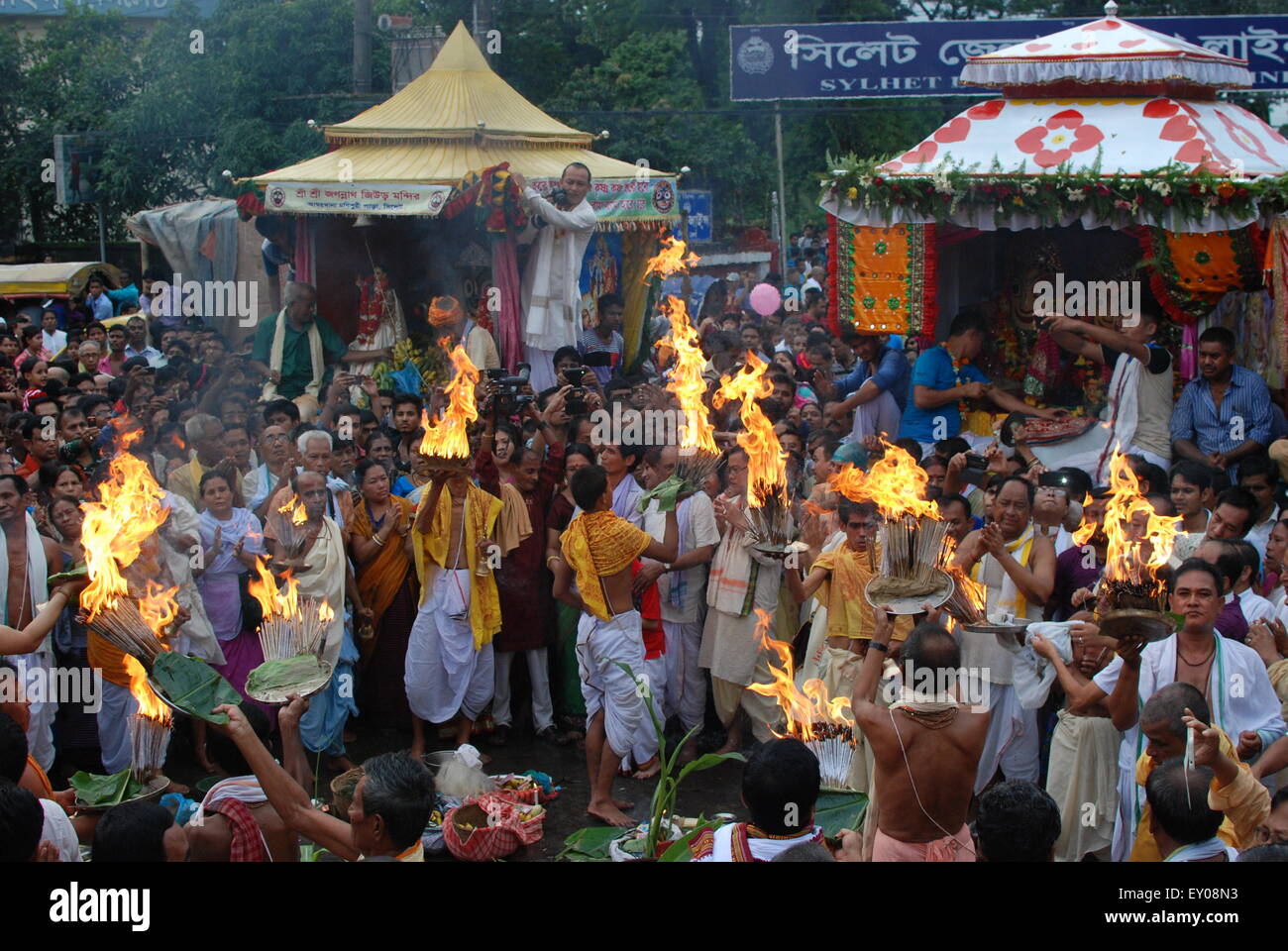 Sylhet, Bangladesh. 18 juillet, 2015. Le Rath Yatra annuel Jagannath est un célèbre festival hindou attirant des milliers de personnes. Le Rath Yatra à Sylhet est l'un des événements les plus importants pour la communauté hindoue du Bangladesh. © Md. Akhlas Uddin/Pacific Press/Alamy Live News Banque D'Images