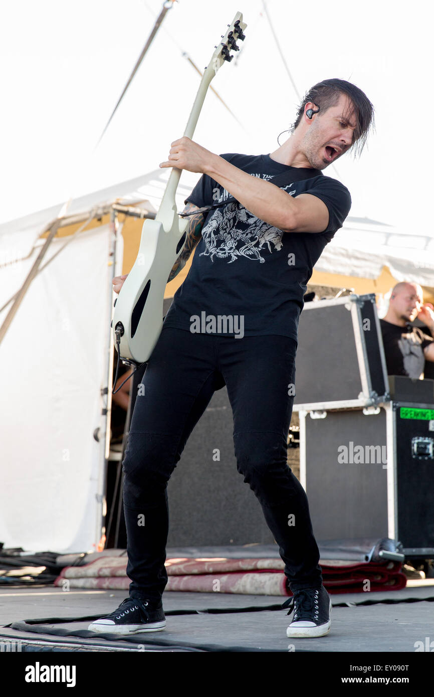 Oshkosh, Wisconsin, USA. 17 juillet, 2015. Le guitariste JERRY HORTON de Papa Roach effectue live at the Rock USA music festival à Oshkosh, Wisconsin © Daniel DeSlover/ZUMA/Alamy Fil Live News Banque D'Images