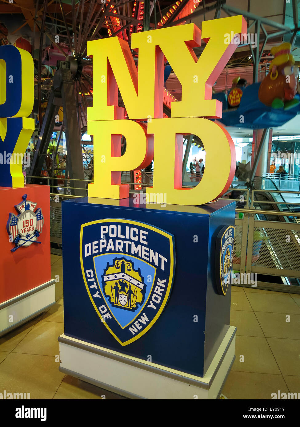 Le NYPD et FDNY marque Section à l'intérieur de Toys R Us, Times Square, NYC Banque D'Images