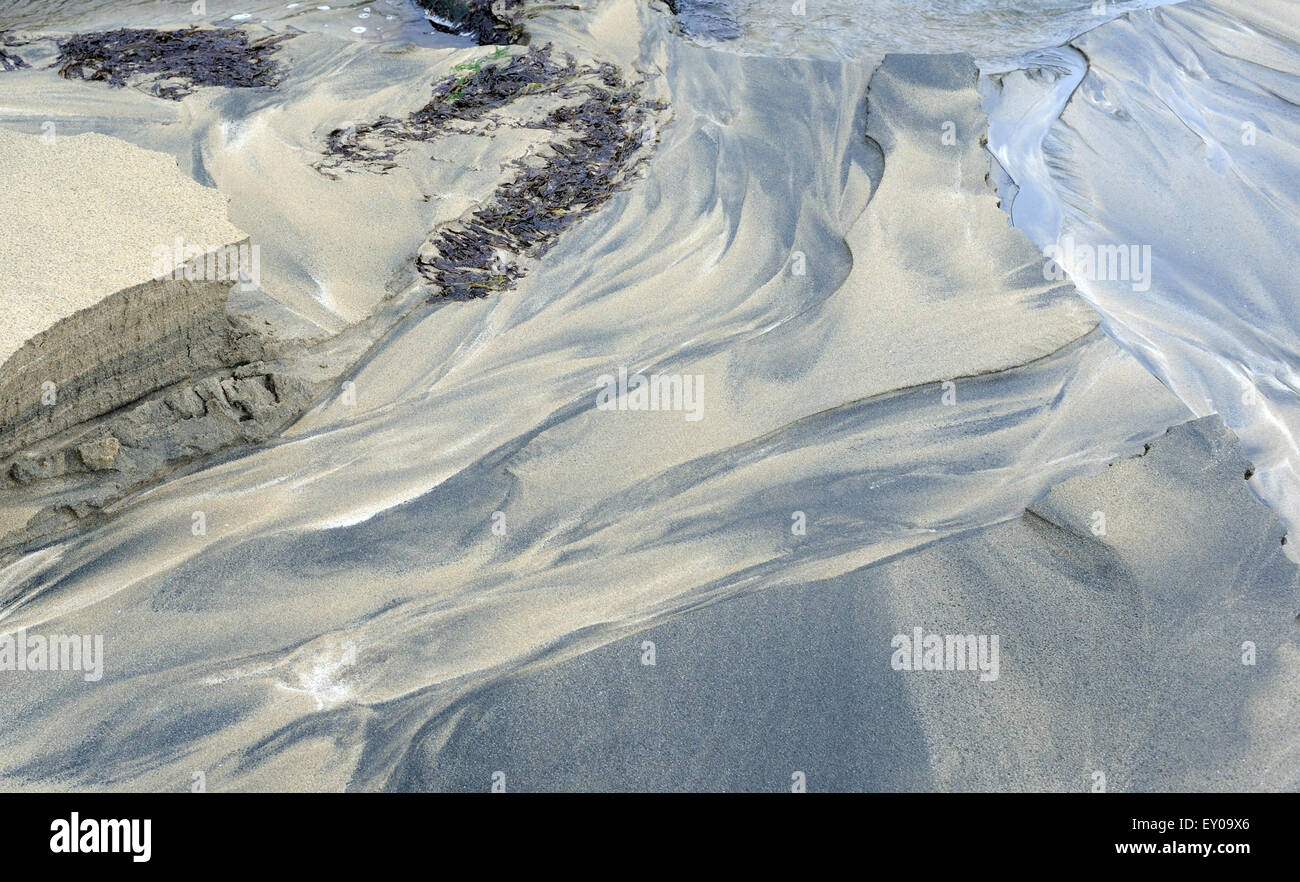 Les flux d'eau douce de l'autre côté de la plage de sable de la baie du Village à marée basse production de motifs dans le sable. Hirta, St Kilda, Ecosse, Royaume-Uni. Banque D'Images