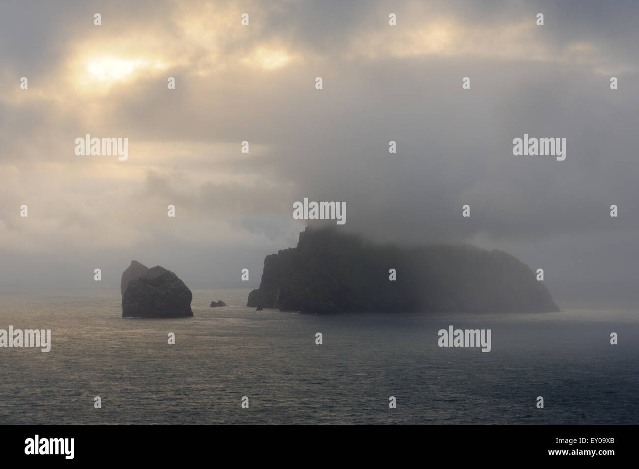 L'île de Boreray Stac Stac et Lee et d'Armin, tous partie de l'archipel de St Kilda, loom hors de la brume matinale. Banque D'Images