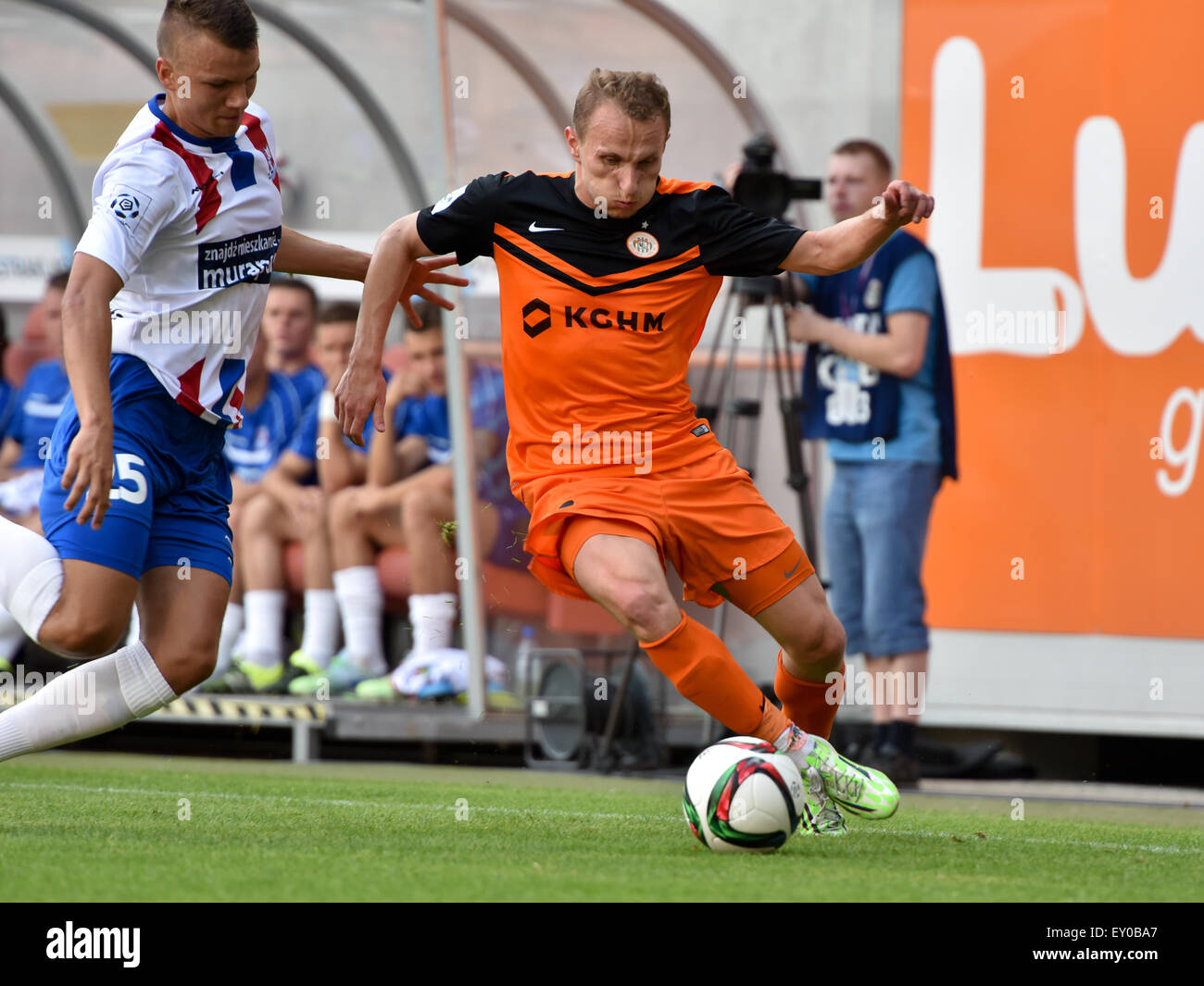 Lubin, Pologne. 18 juillet, 2015, Krzysztof Janus (R) en action au cours de match Ligue polonaise KGHM entre Zaglebie Lubin - Bielsko-Biala Podbeskidzie 1:1. Banque D'Images
