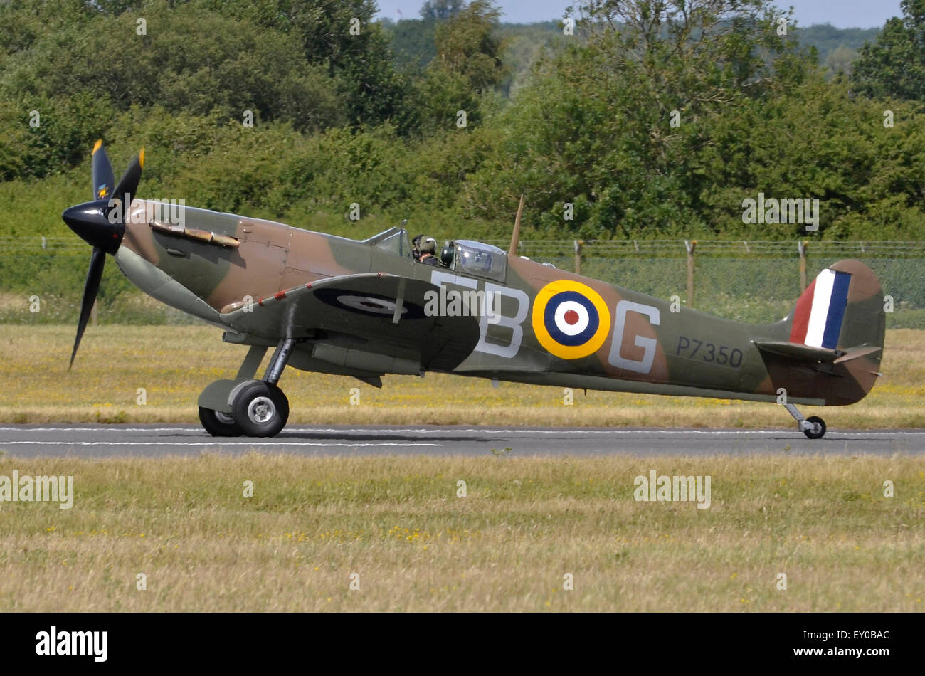 Spitfire Mk. IIA dans les marquages au sol après l'affichage de la RAF dans RIAT 2015's 75e anniversaire de la bataille d'Angleterre défilés aériens. C'est la plus ancienne de voler et il a volé au Spitfire pendant la bataille d'Angleterre en 1940. Crédit : Antony l'ortie/Alamy Live News Banque D'Images