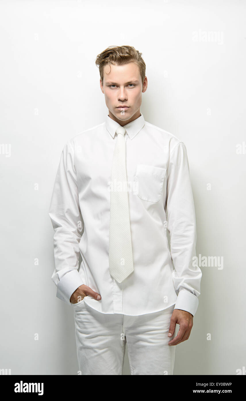 Une blonde, bel homme, modèle masculin, debout, posant dans un costume blanc,  un concept de mode futuriste Photo Stock - Alamy