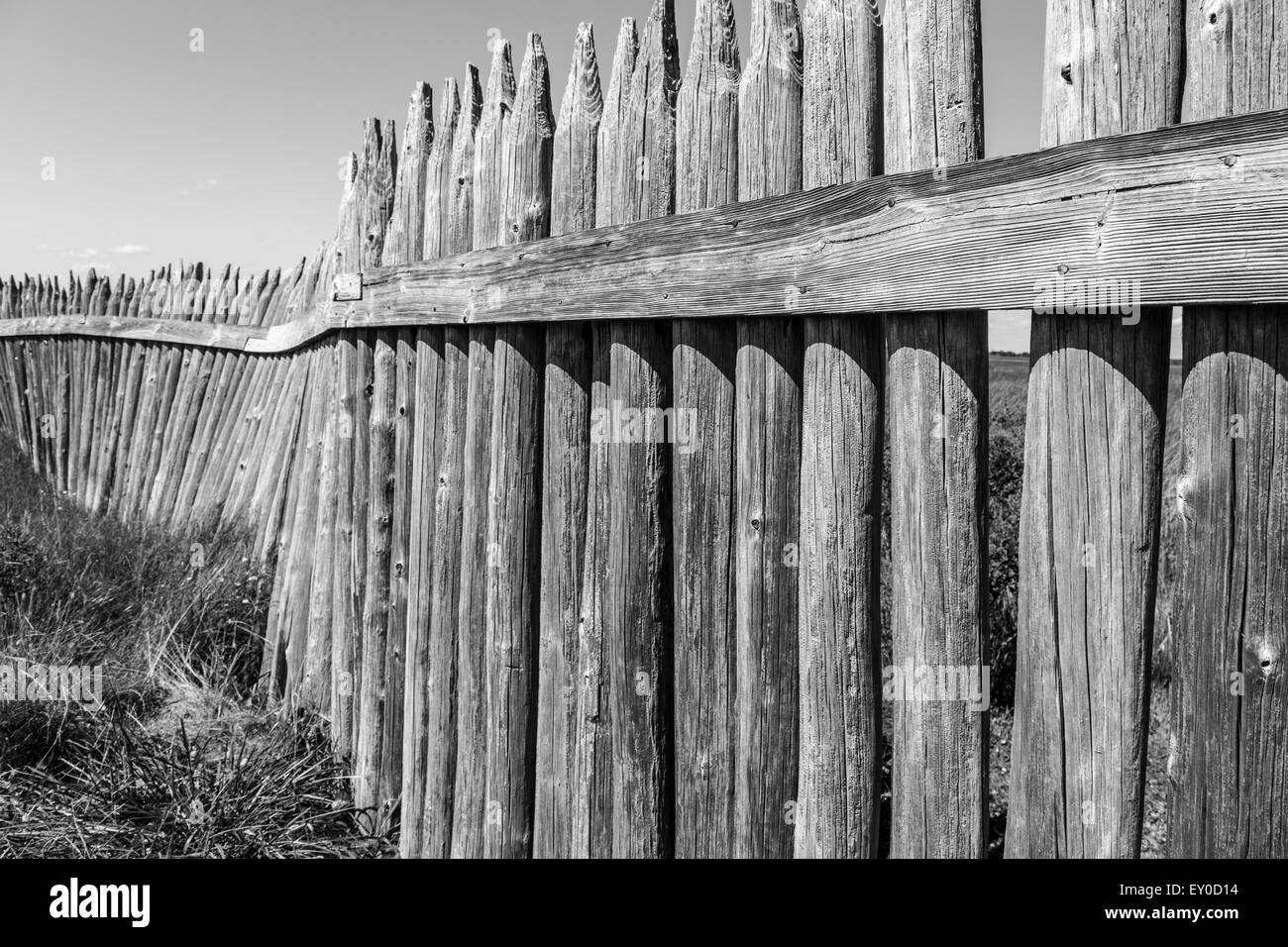 Vieille clôture en bois ondulé Banque D'Images