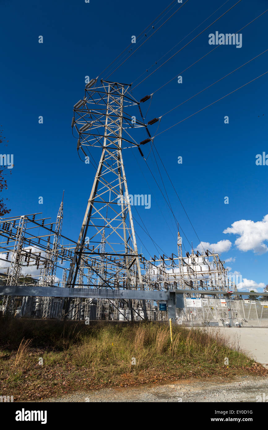 Lignes à haute tension au poste électrique Banque D'Images