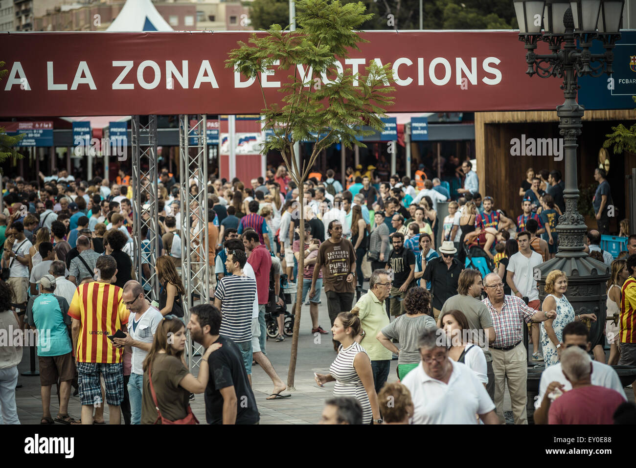 Barcelone, Catalogne, Espagne. 18 juillet, 2015. Tans de milliers de membres du FC Barcelona recueillir au Camp Nou, le stade du club pour les élections présidentielles. © Matthias Rickenbach/ZUMA/ZUMAPRESS.com/Alamy fil Live News Banque D'Images