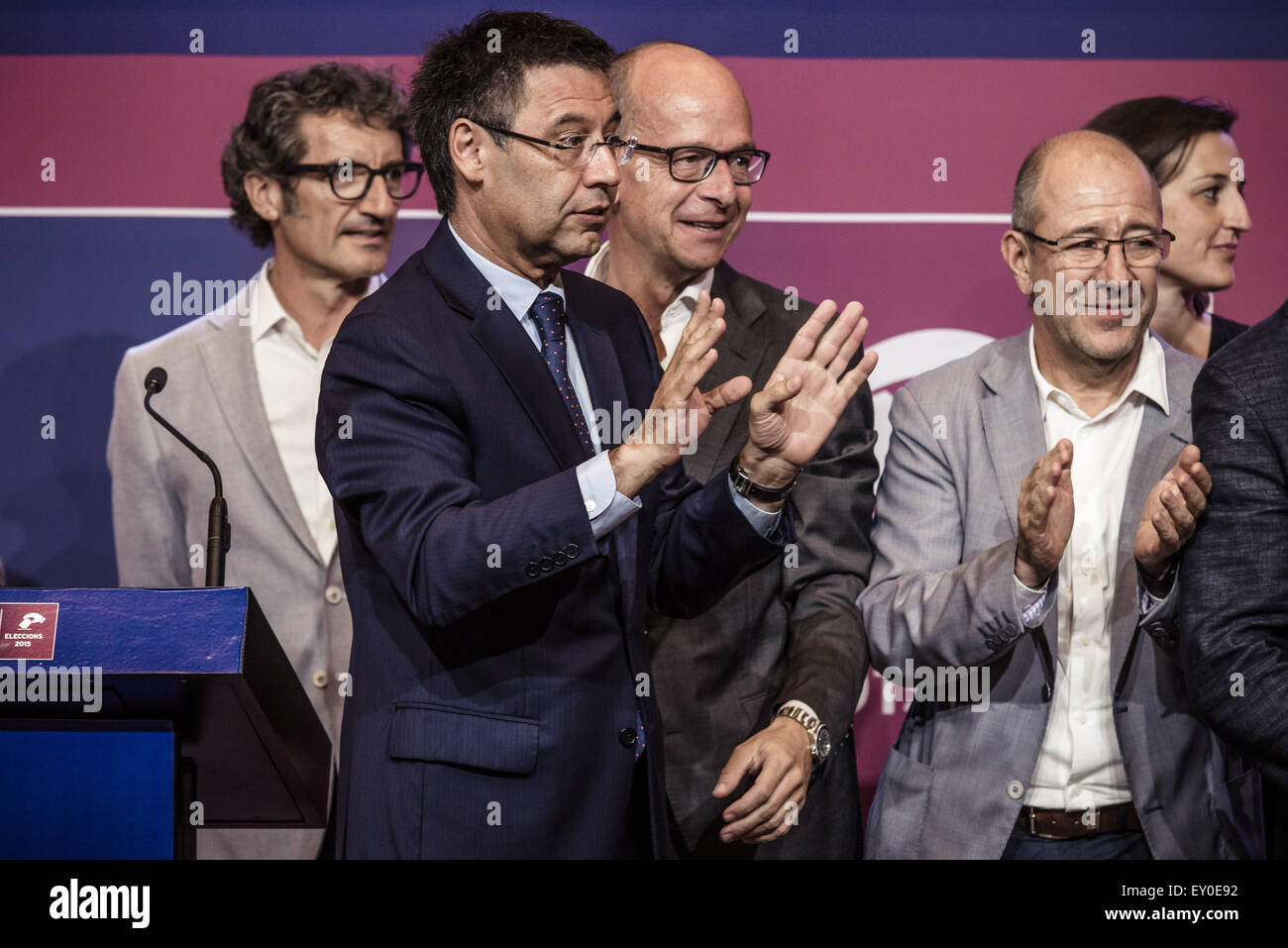 Barcelone, Catalogne, Espagne. 18 juillet, 2015. JOSEP MARIA BARTOMEU, actuel président du FC Barcelone, les gestes pour les membres de son équipe de campagne qu'il célèbre sa victoire dans les élections présidentielles du club avec les membres du conseil au Camp Nou. © Matthias Rickenbach/ZUMA/ZUMAPRESS.com/Alamy fil Live News Banque D'Images