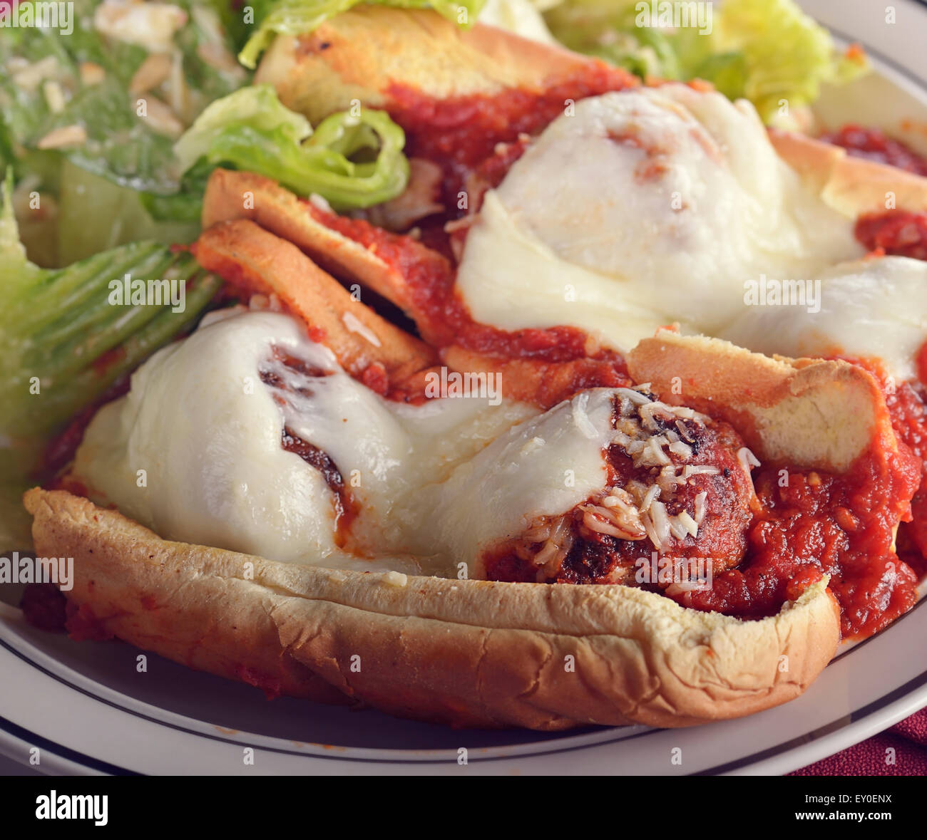 Des sandwichs aux boulettes de fromage mozzarella et de salade Banque D'Images
