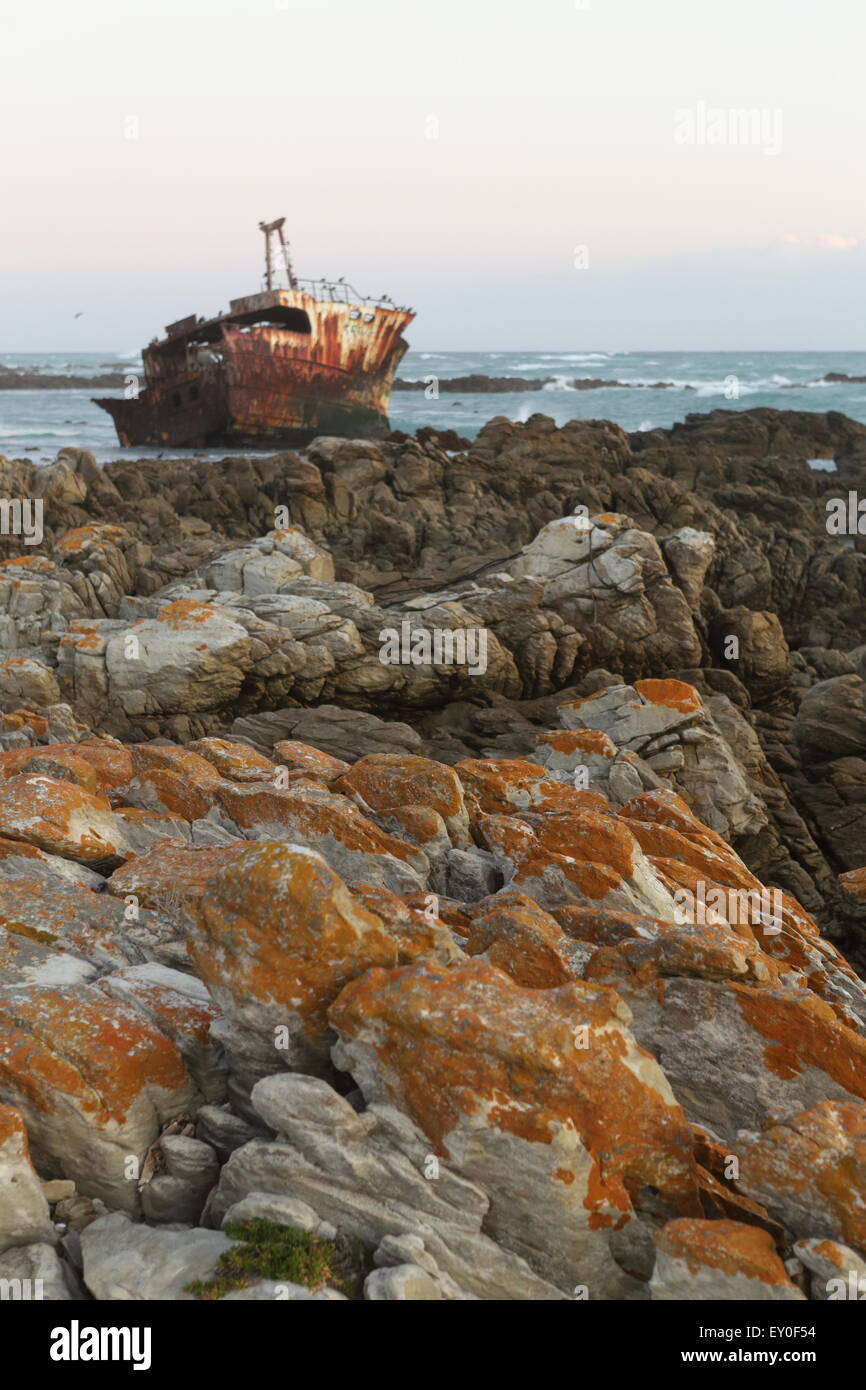 Naufrage du Meisho maru (un bateau de pêche japonais) au large de la côte de l'Afrique du Sud, à proximité de Cape Agulhas, vue au coucher du soleil Banque D'Images
