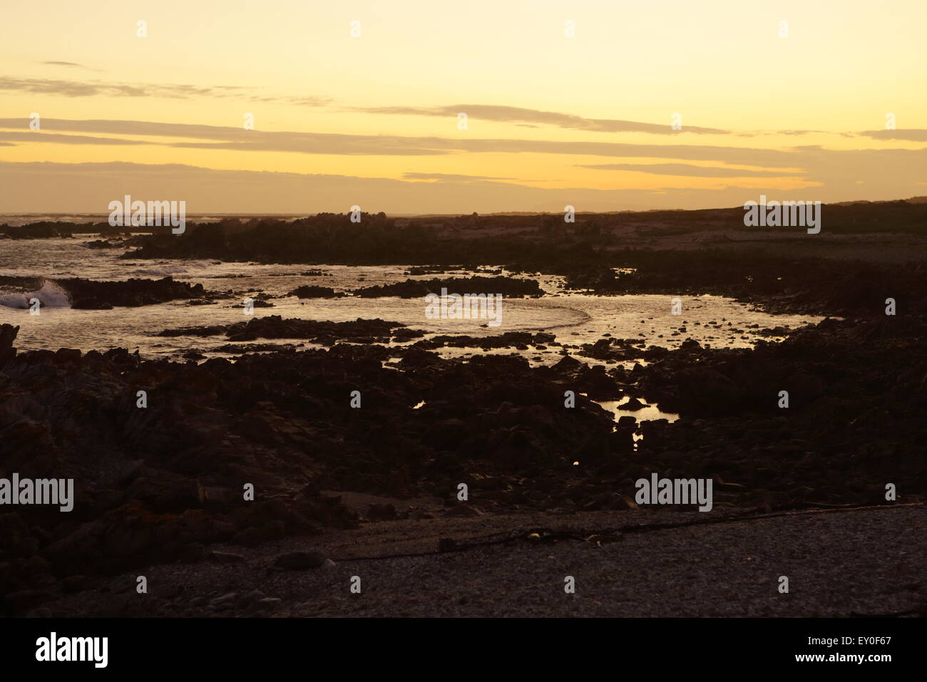 Coucher de soleil sur une plage rocheuse dans la zone cap Agulhas Banque D'Images