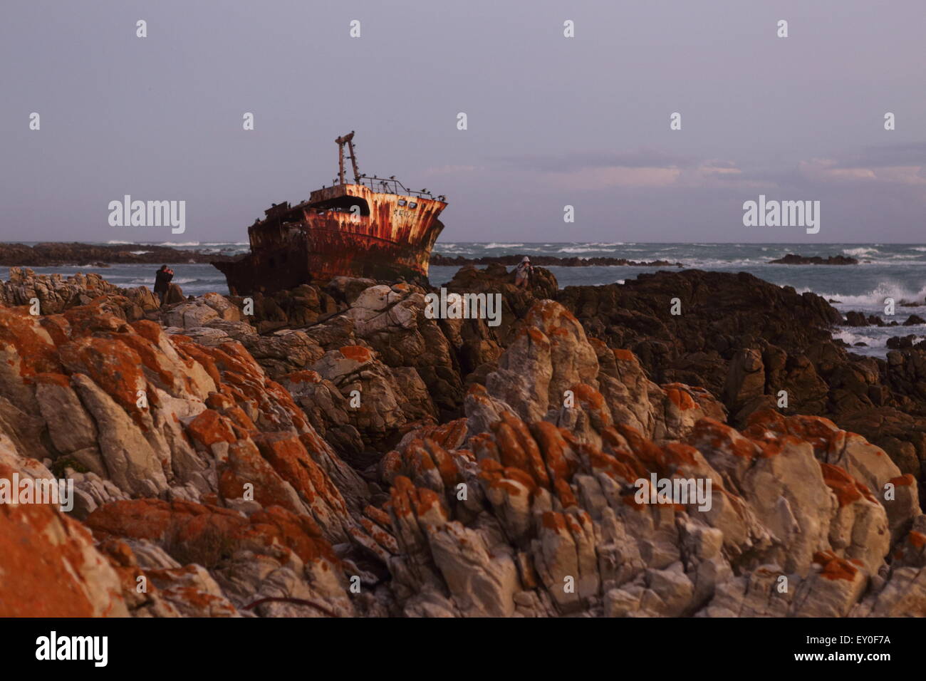 Naufrage du Meisho maru (un bateau de pêche japonais) au large de la côte de l'Afrique du Sud, à proximité de Cape Agulhas, vue au coucher du soleil Banque D'Images