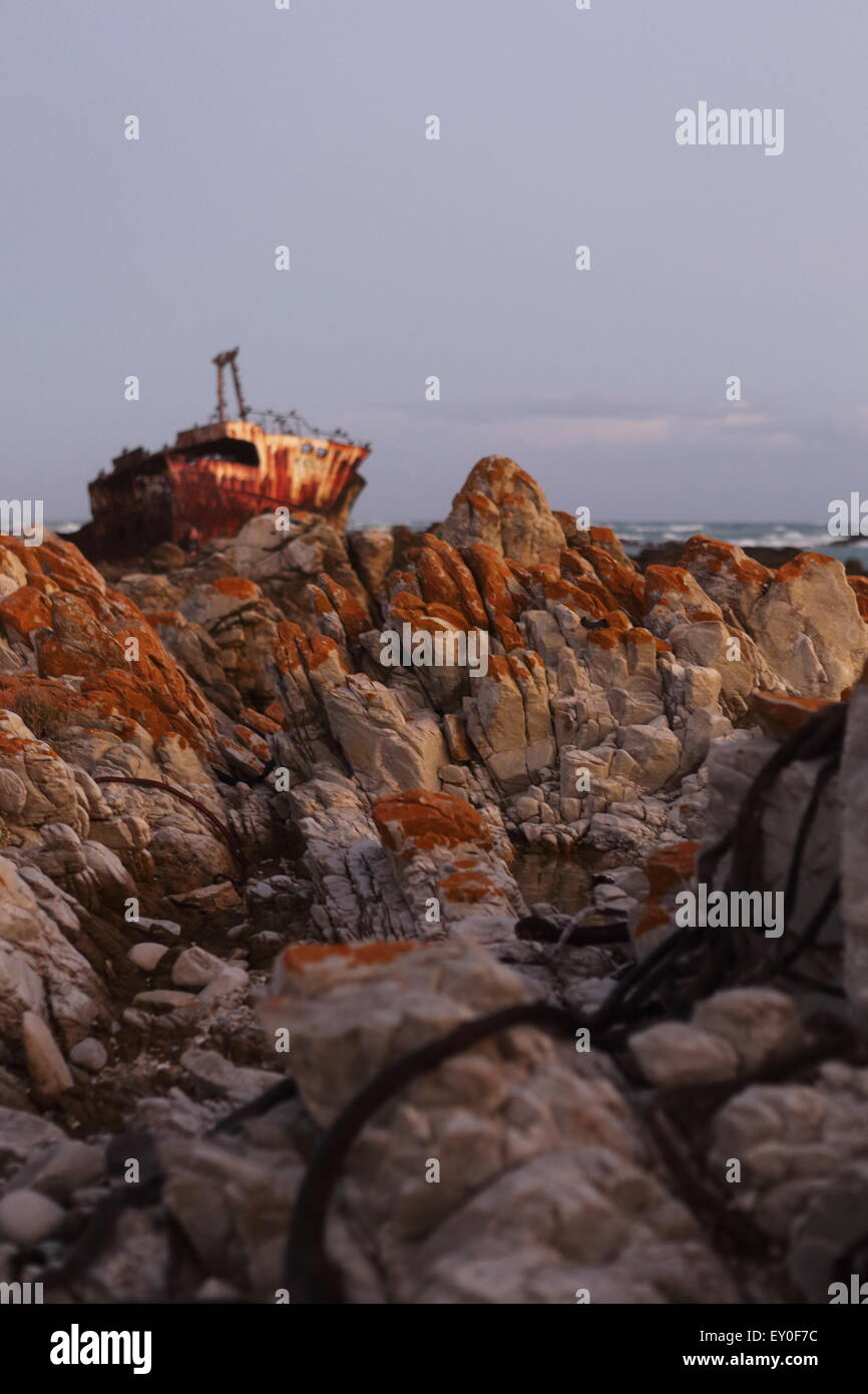 Naufrage du Meisho maru (un bateau de pêche japonais) au large de la côte de l'Afrique du Sud, à proximité de Cape Agulhas, vue au coucher du soleil Banque D'Images