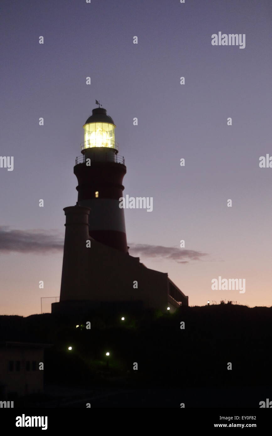 Phare de cap Agulhas au crépuscule Banque D'Images