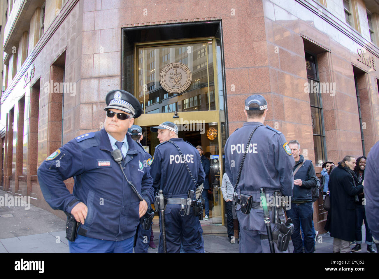 Sydney, Australie. 19 juillet, 2015. La police anti-émeute et de l'ordre public ont été appelés à sortir des équipes pleinement en vigueur à l'anti-Islam et nationaliste et récupérer de l'Australie et des Patriotes Front (UPF) rallyes ce week-end dans les capitales à travers l'Australie, des affrontements avec des groupes rivaux, le 19 juillet 2015. Credit : MediaServicesAP/Alamy Live News Banque D'Images