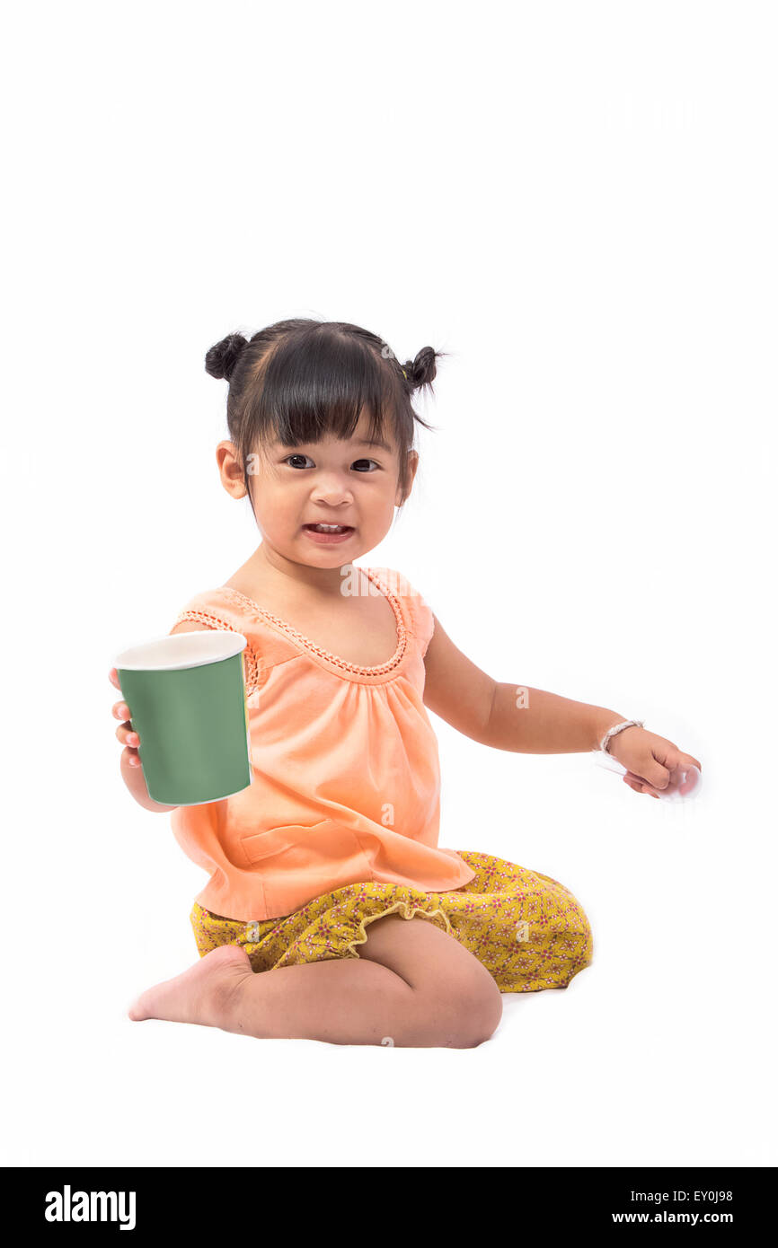 Fille asiatique avec une robe traditionnelle Thaï Playing with toy sur fond blanc Banque D'Images