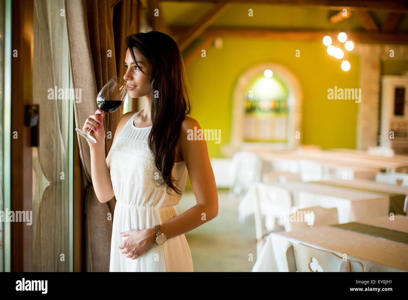 Jeune femme avec verre de vin rouge Banque D'Images