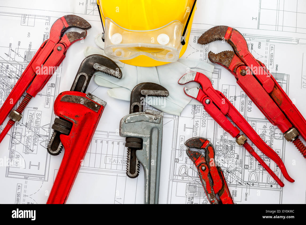 Outils de plomberie disposées sur des plans de maison, clé de Pentecôte et de l'eau auxiliaires Banque D'Images