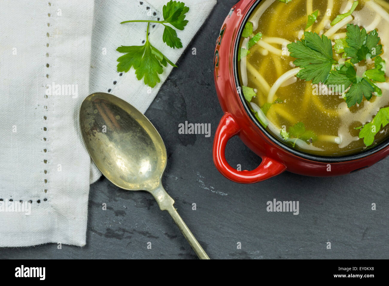 Soupe de poulet aux vermicelles claires Banque D'Images