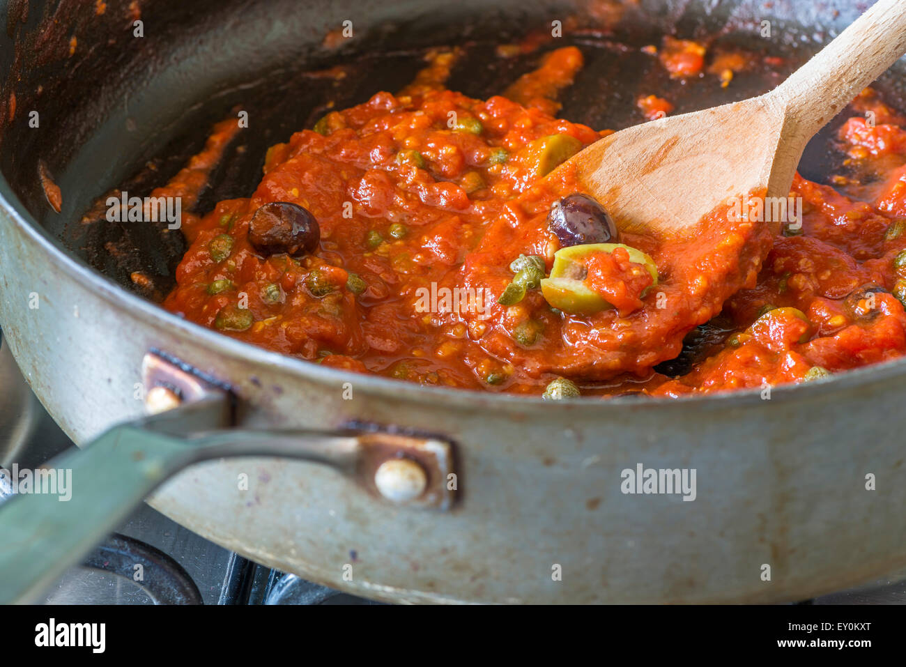 Sauce tomate fraîchement préparé des pâtes aux olives, câpres et