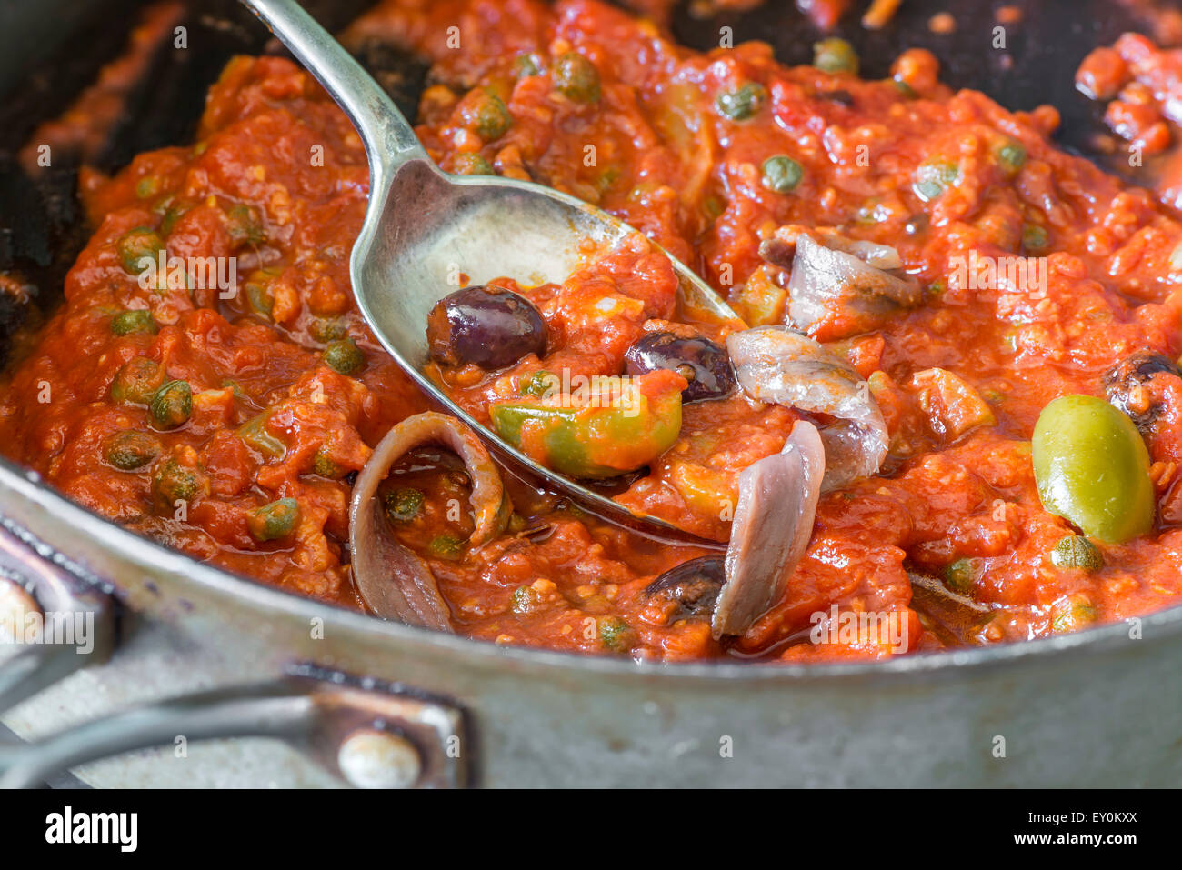 Sauce tomate fraîchement préparé des pâtes aux olives, câpres et