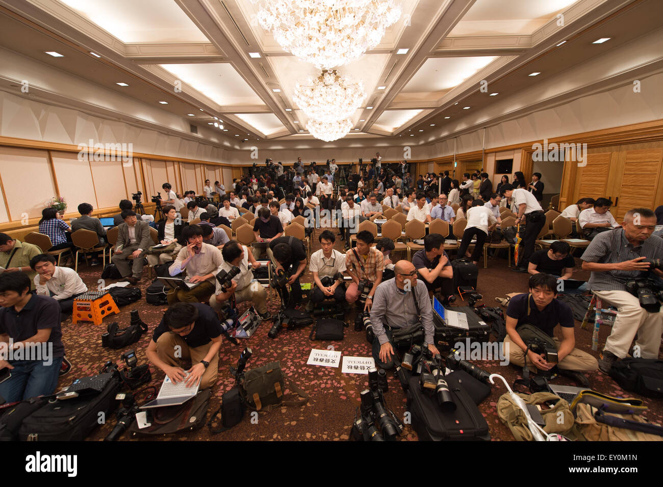 Les membres des médias attendre le 153ème Prix Akutagawa Prix Naoki et conférence de presse le 16 juillet 2015 à Tokyo, Japon. © AFLO/Alamy Live News Banque D'Images
