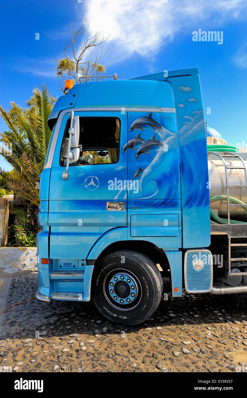 Un camion de transport de l'eau graphiques dolphin fournitures à des villages sur l'île de Santorin, Grèce. Banque D'Images