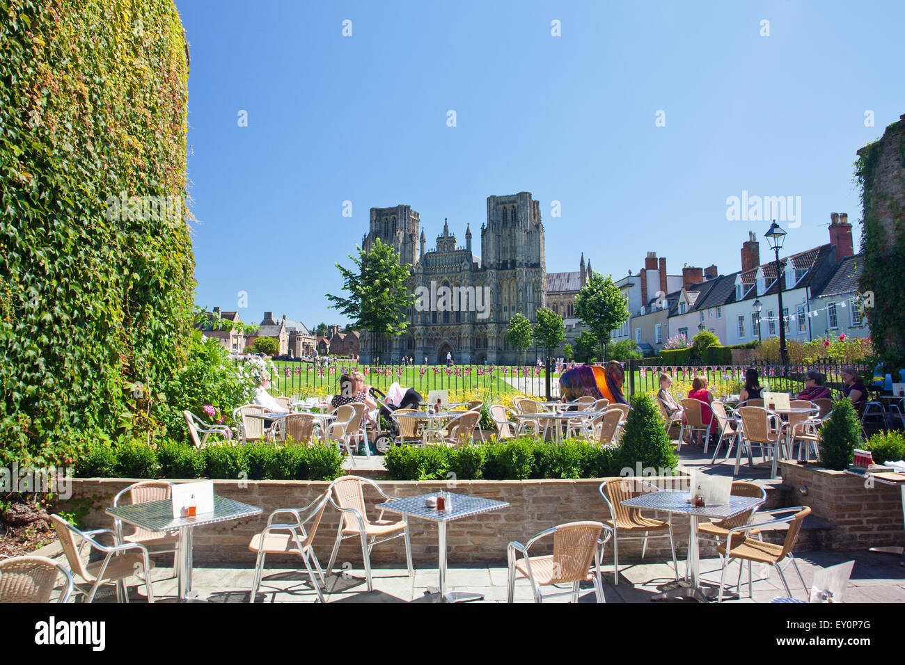 Le magnifique à l'ouest devant la Cathédrale et terrasse de l'hôtel Swan dans Wells, Somerset, England, UK Banque D'Images