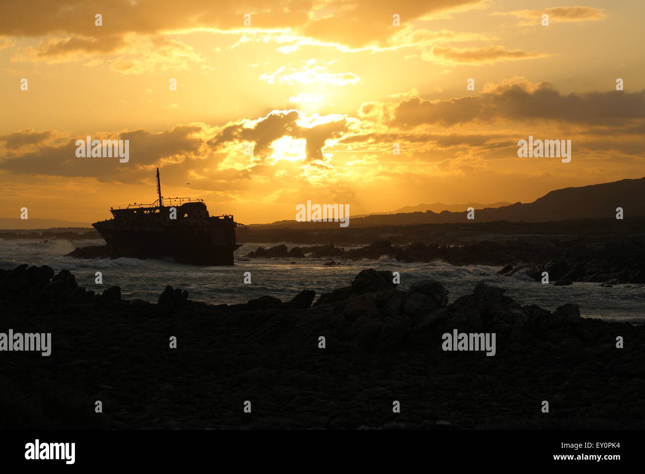 Vue du coucher de soleil du Meisho Maru à cap Agulhas Banque D'Images
