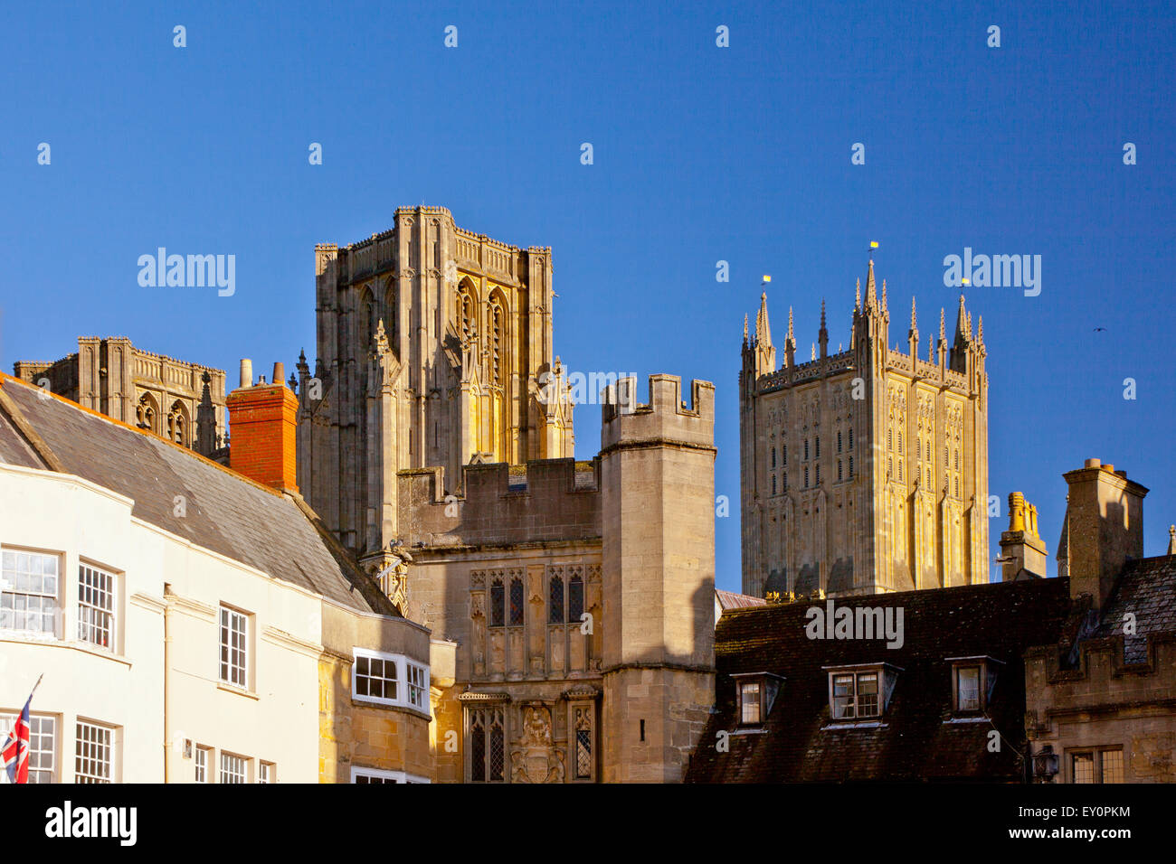 La magnifique cathédrale de Wells vue de la Place du marché, Somerset, England, UK Banque D'Images