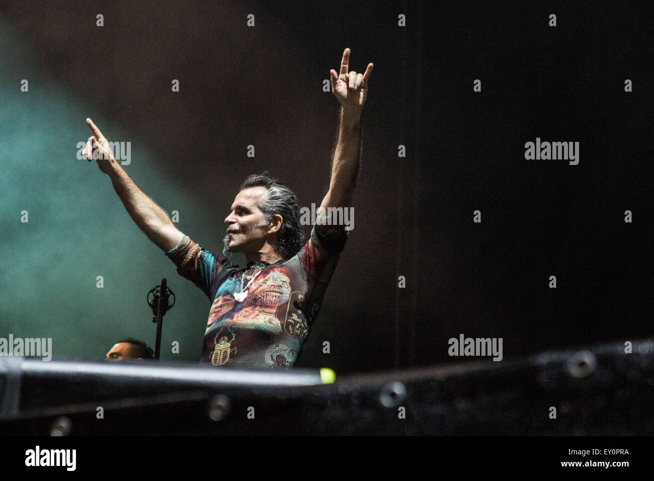 Piero Pelu' du groupe de rock sur scène que sur la photo Litfiba ils font à la Lune et les étoiles. Litfiba est un rock-band formé à Florence au début de 1980. Le groupe a évolué à partir d'influence de la nouvelle vague rock. (Photo de Roberto Finizio / Pacific Press) Banque D'Images