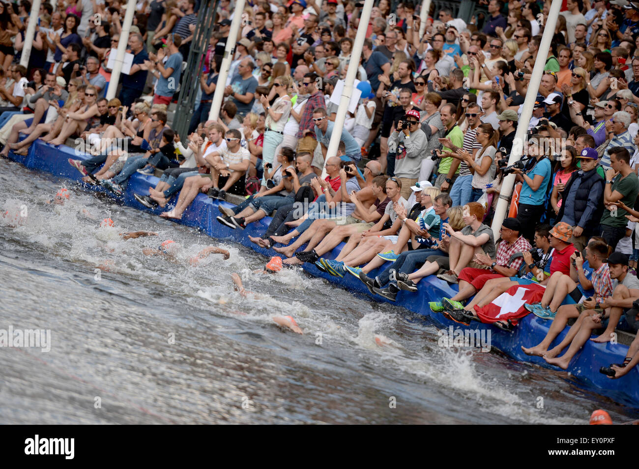 Encourager les spectateurs que les athlètes sont en action au cours de la compétition de natation du triathlon à Hambourg, Allemagne, 18 juillet 2015. Photo : Daniel Reinhardt/dpa Banque D'Images