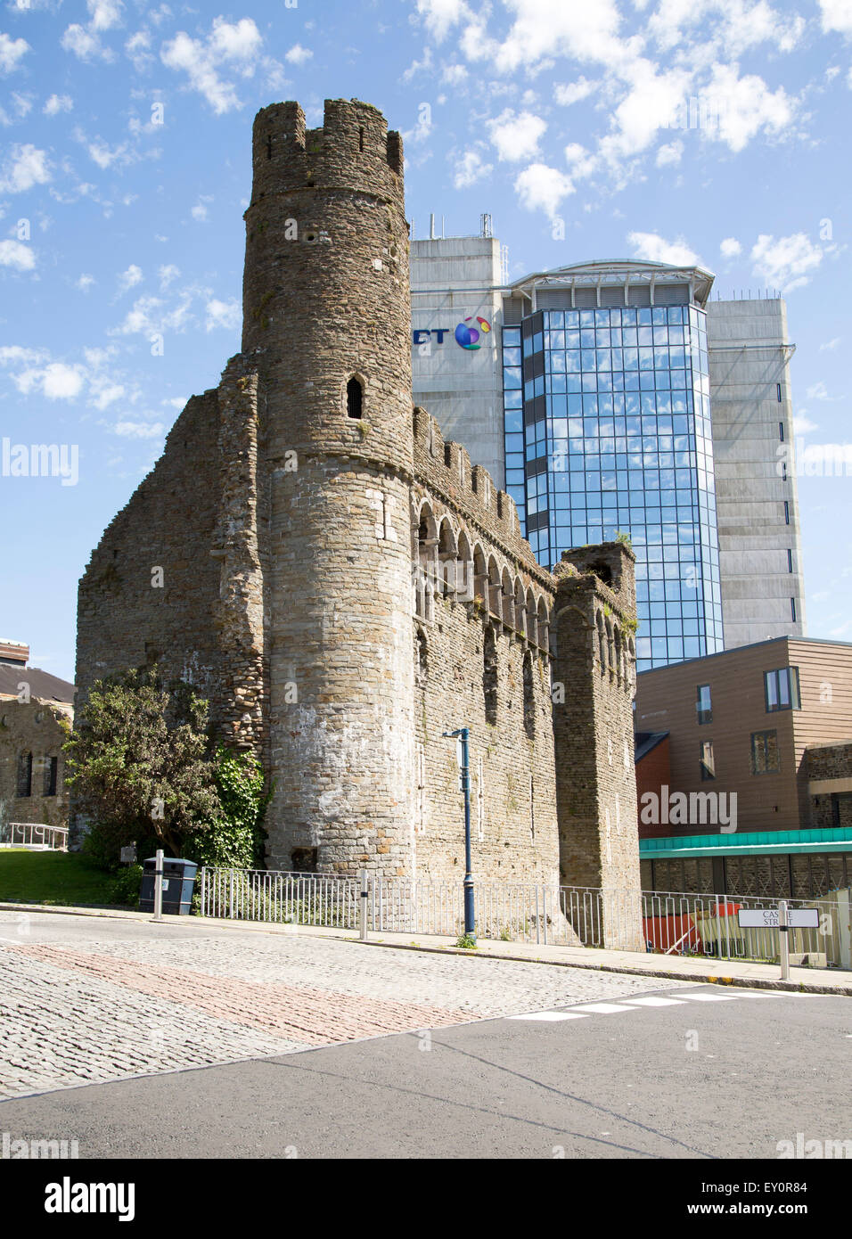 Vieux château de contraste et BT Tower modernes de bureaux, Swansea, West Glamorgan, Pays de Galles, Royaume-Uni Banque D'Images