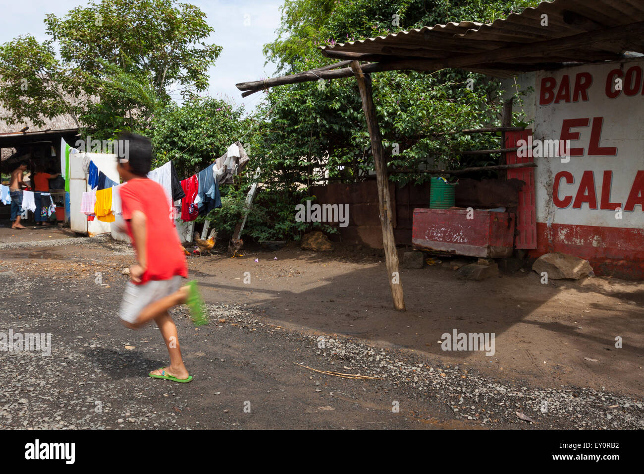 Garçon du Nicaragua d'exécution sur les rues de Las Peñitas, Nicaraguas Banque D'Images