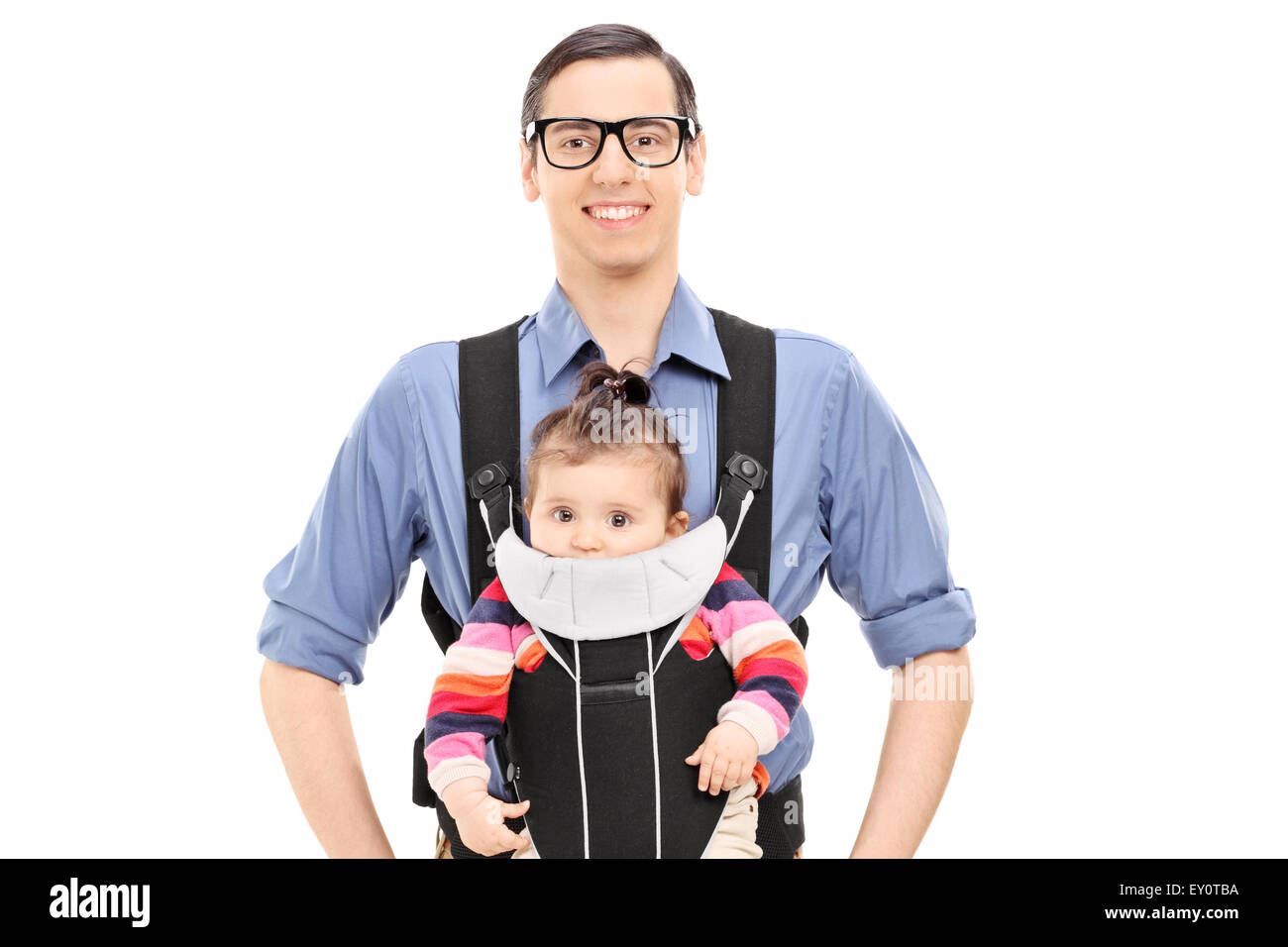 Joyeux jeune père posant avec sa petite fille isolée sur fond blanc Banque D'Images