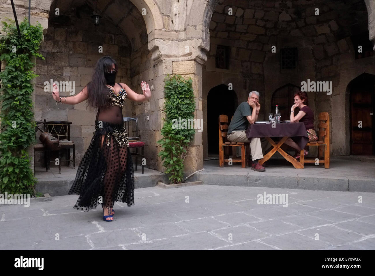 Un spectacle de danse du ventre dans un restaurant dans la ville de Bakou, capitale de l'Azerbaïdjan Banque D'Images