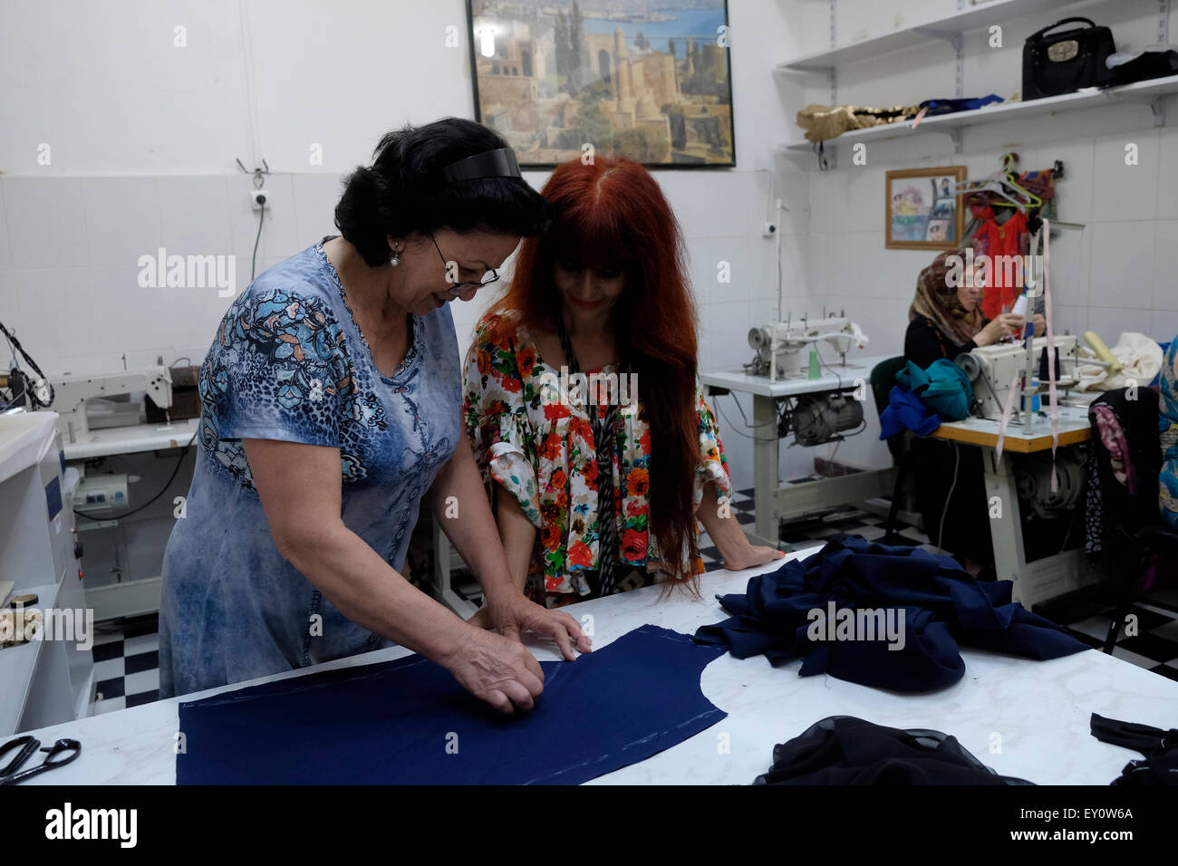 Les femmes travaillant dans un atelier de couture dans la ville de Bakou en Azerbaïdjan Banque D'Images
