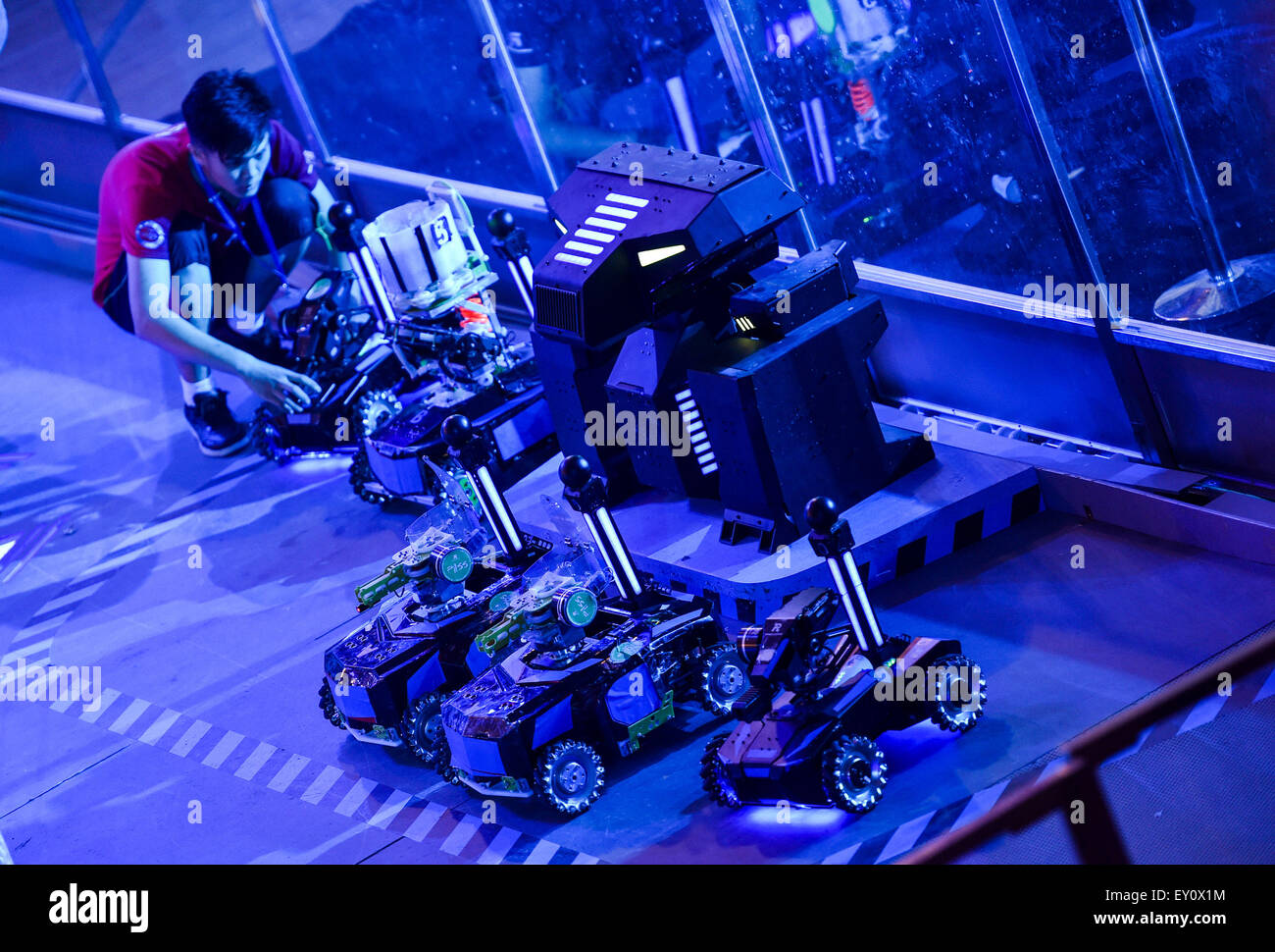 (150719) -- SHENZHEN, 19 juillet 2015 (Xinhua) -- un candidat à compter University of Electronic Science and Technology of China robots ajuste avant la compétition dans la finale de 'RoboMasters» 2015 Robocon à Shenzhen, province du Guangdong en Chine du sud, le 19 juillet 2015. Un total de 32 équipes ont pris part à la finale. Les étudiants de l'Université des Sciences et Technologies de Chine a soutenu le championnat de 2015 Robocon. (Xinhua/Mao Siqian) (mp) Banque D'Images