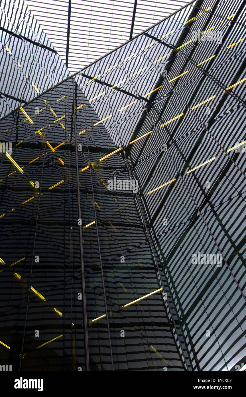 Des murs de verre des gratte-ciel modernes vue et déformé par un plafond de verre. L'op art abstrait effet. Banque D'Images