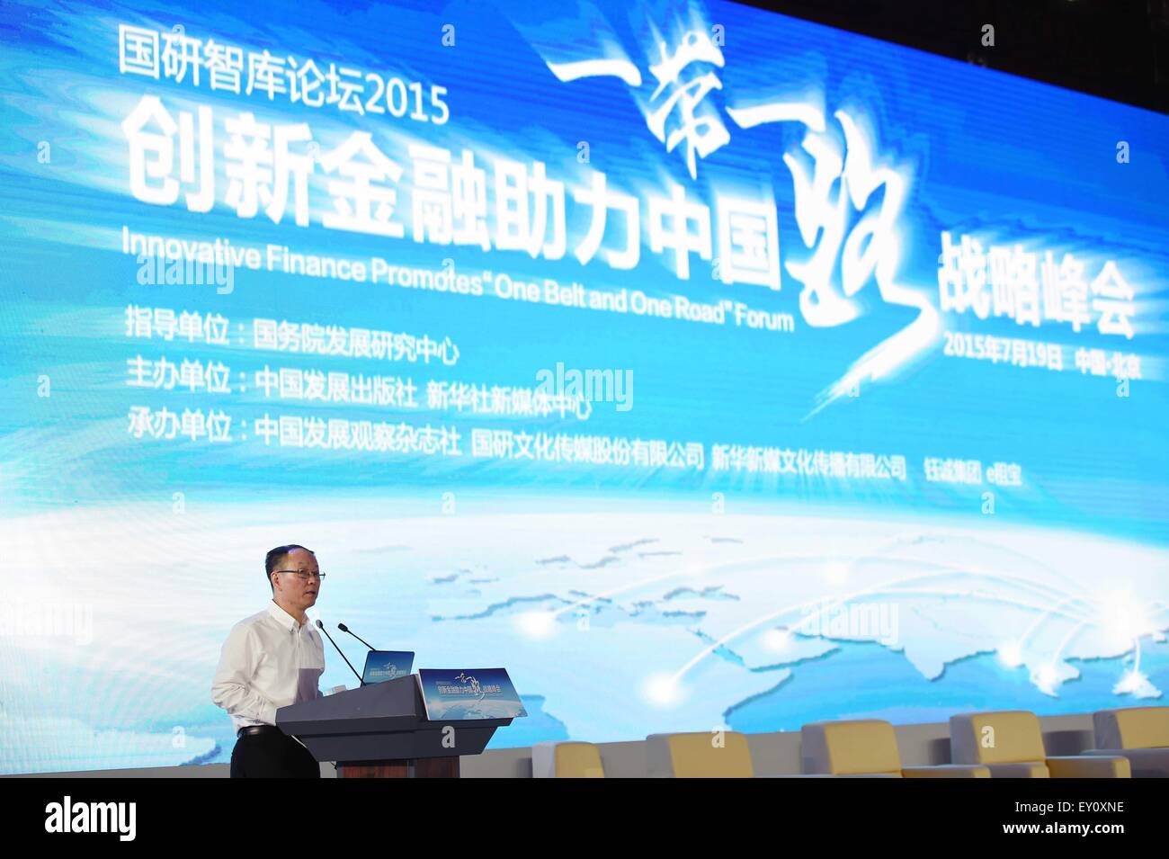 Beijing, Chine. 19 juillet, 2015. Wang Yiming, directeur adjoint du Centre de recherches pour le développement du Conseil de l'Etat, parle pendant les 'une courroie et un Forum des routiers au centre de congrès national de Chine à Beijing, capitale de Chine, le 19 juillet 2015. © Chen Yehua/Xinhua/Alamy Live News Banque D'Images