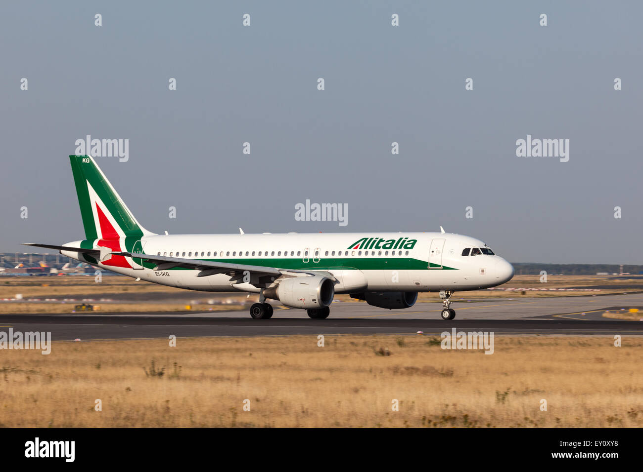 Airbus A320 de la compagnie aérienne Alitalia prêt au décollage à l'Aéroport International de Francfort Banque D'Images
