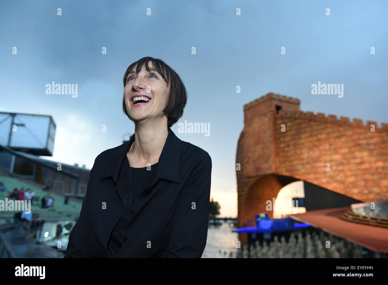 Elisabeth Sobotka, le directeur artistique d'Austrian Bregenzer Festspiele est de donner une entrevue avant la scène flottante où le fond de l'opéra "Turandot" peut être vu 17 juillet 2015 à Bregenz, Autriche. Le 22 juillet 2015 elle s'ouvre une nouvelle saison de la Bregenzer Festspiele am Bodensee. Photo : Felix Kaestle/dpa Banque D'Images