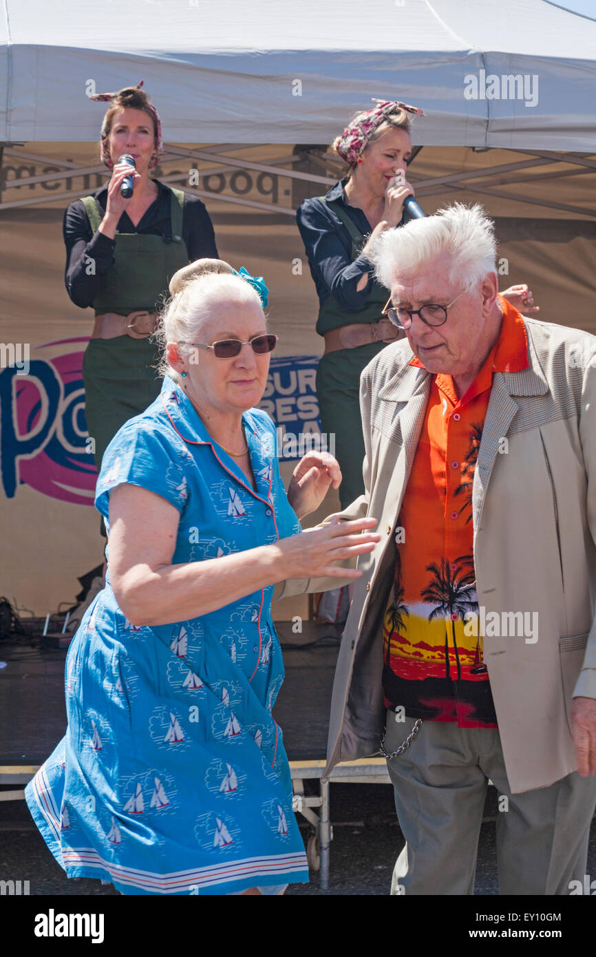 Poole Vintage Événement, Poole, Dorset, UK. 19 juillet, 2015. Couple danse senior comme la Terre pour duo prendre un voyage nostalgique dans la voie de la mémoire en chantant des chansons des années 40 à Poole's premier événement Vintage sur le quai. Credit : Carolyn Jenkins/Alamy Live News Banque D'Images