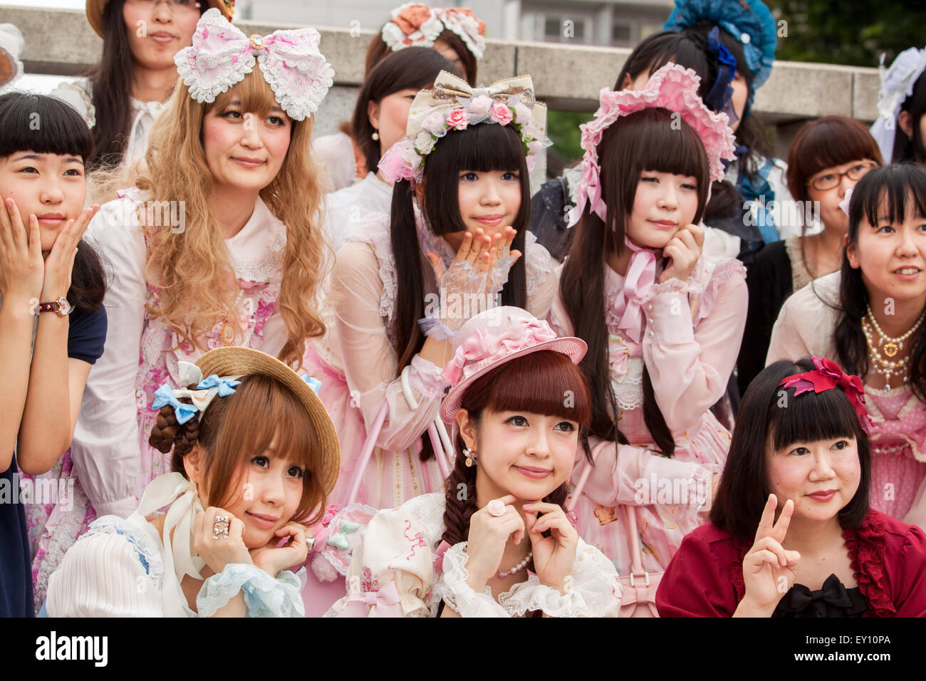 TOKYO, JAPON - 27 juin 2015 : des fans de cosplay anime dans le quartier Harajuku à Tokyo, Japon. Banque D'Images